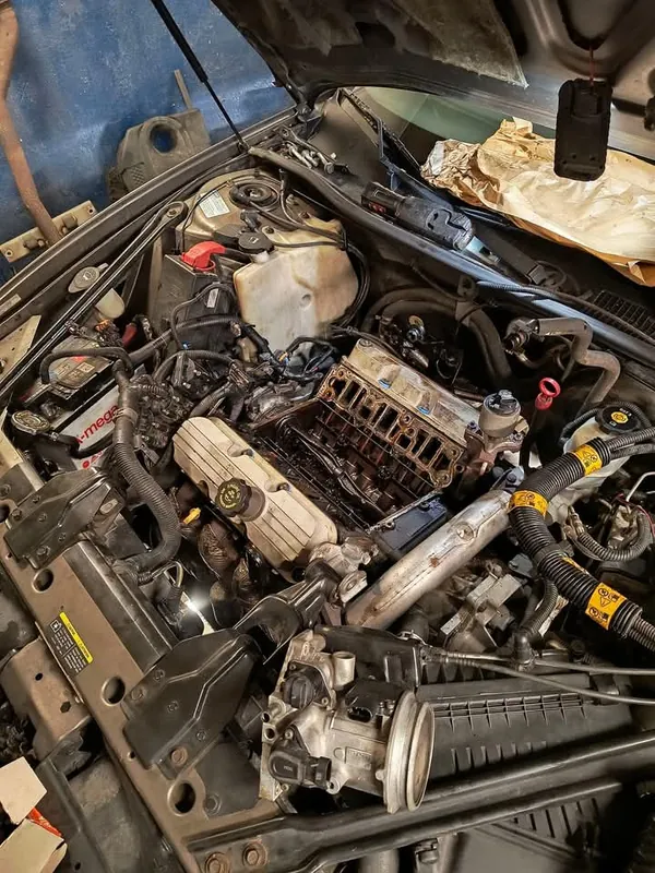 Engine with the intake removed